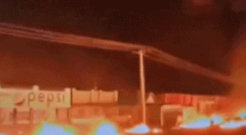 已有140人死亡!这个国家一辆油罐车失控翻车,许多人赶来哄抢汽油,随后发生爆炸